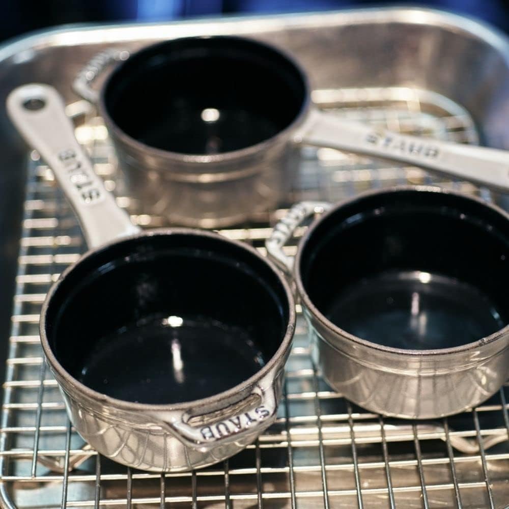 Staub Kleine Kasserrolle (10 cm, 0,25 L, Innen schwarz glänzend) grafitgrau, 23.4 x 10.19 x 7.2 cm G