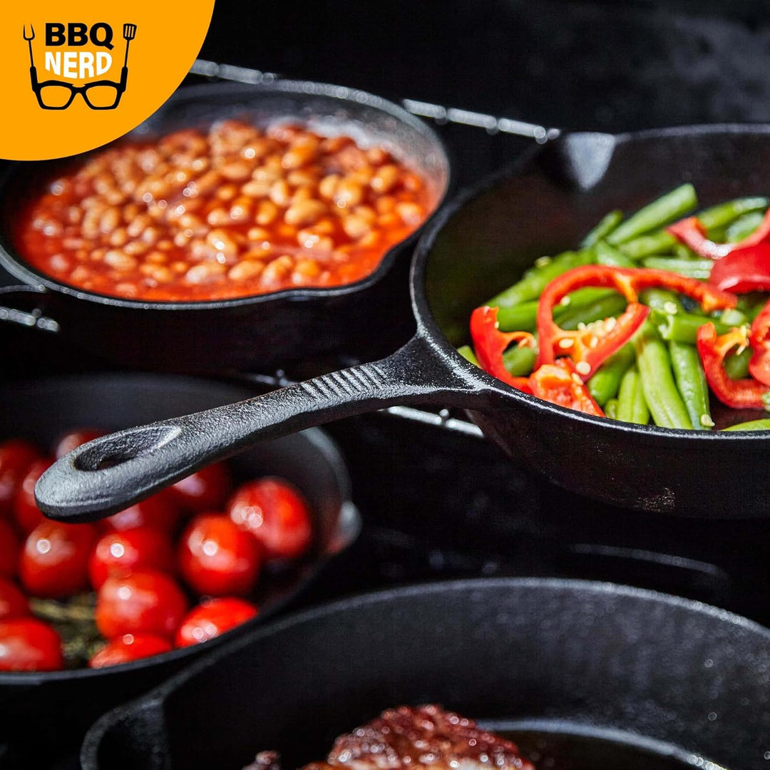 BBQ Nerd Grillpfanne Ø 25 cm 2600g mit Ausgiesser und Griff - Gusseisenpfanne zum Grillen, Rösten, A