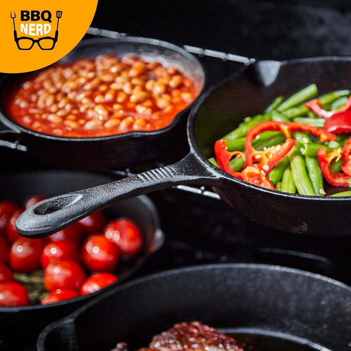 BBQ Nerd Grillpfanne Ø 25 cm 2600g mit Ausgiesser und Griff - Gusseisenpfanne zum Grillen, Rösten, A