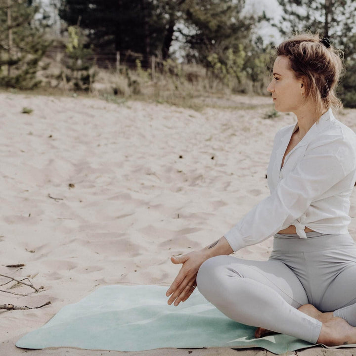 FLXBL Reise Yogamatte und Auflage – Dünn, Leicht, Faltbar und Waschbar Sage, Sage