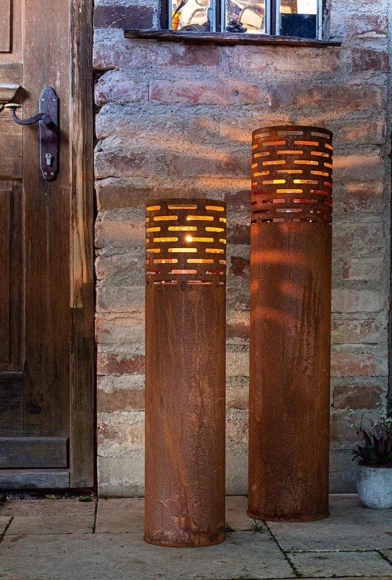 Dekoleidenschaft 2 Windlicht-Säulen aus Metall im Rost Design, 75 + 95 cm hoch, Garten-Laterne, Kerz