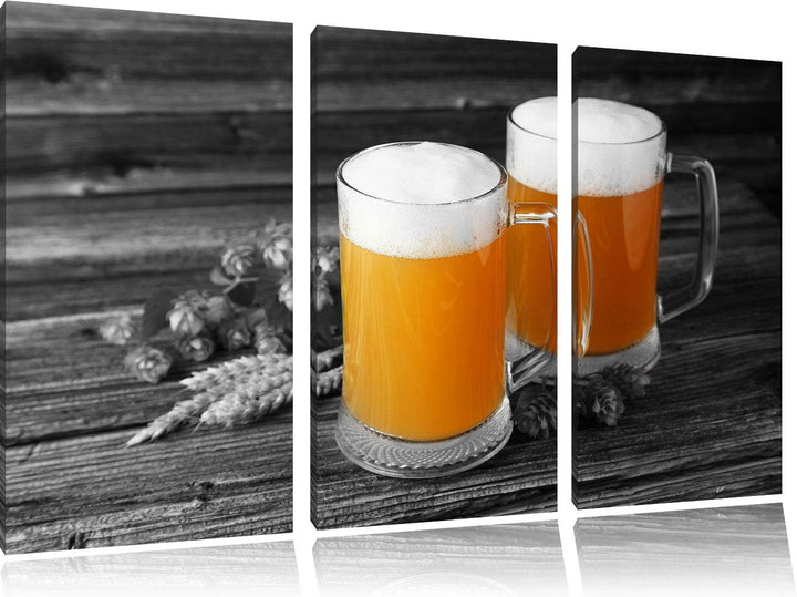 Zwei Biergläser Hefeweizen mit Hopfen auf Holztisch schwarz/weiss 3-Teiler Leinwandbild 120x80 Bild