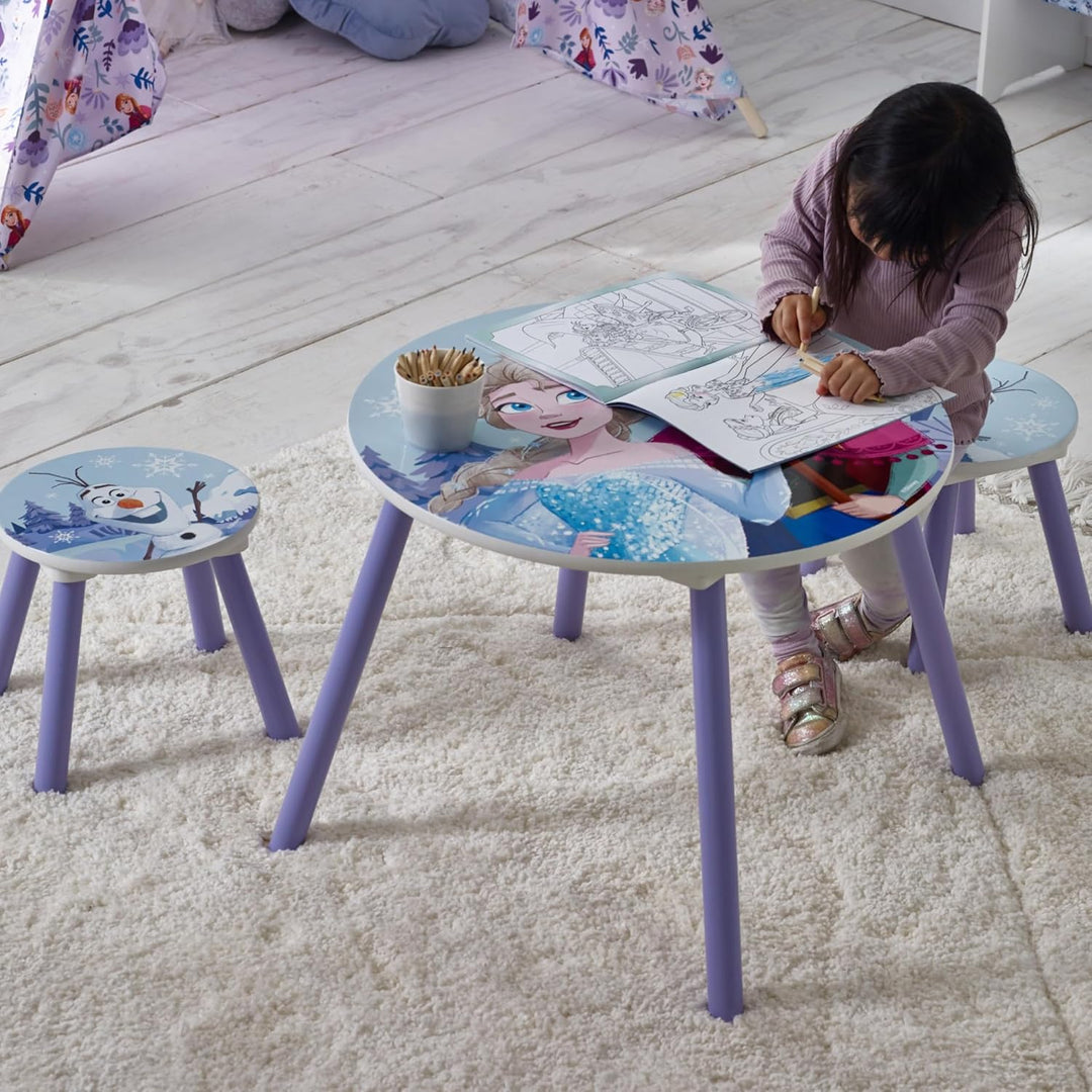 Disney Frozen Kindertisch und Stühle (2 Hocker im Lieferumfang enthalten), ideal für Kunst und Handw