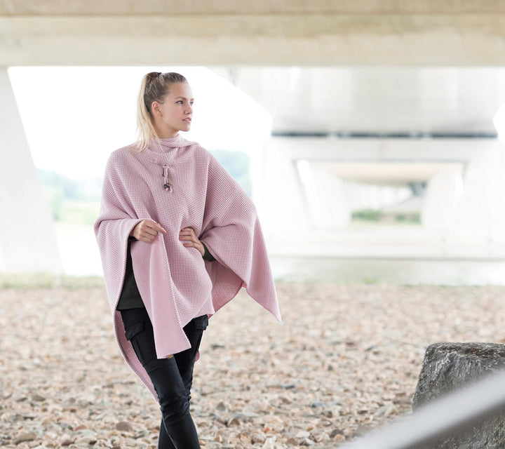KNIT FACTORY - Jazz Poncho - Elegant Gestrickter Damen Cape - Wickelschal mit Wolle - Hochwertige Qu