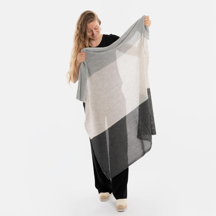KNIT FACTORY - Lacey Stricktuch - Quadratisches Halstuch aus 30% Wolle und 70% Polyacryl - Umschlagt