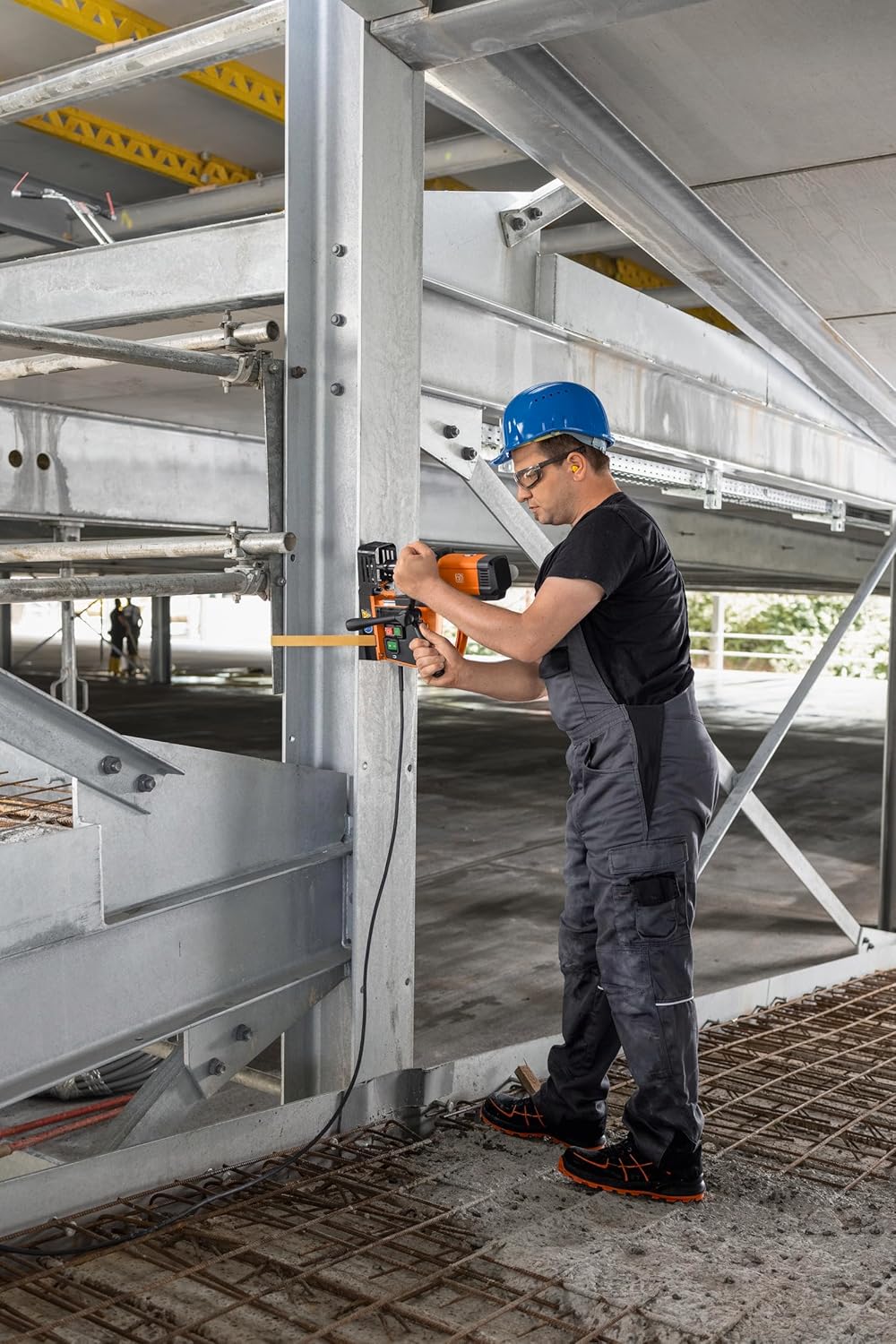 FEIN Kleine und extrem leichtgewichtige 1-Gang Endurance-Magnet-Kernbohrmaschine KBE 32 QW bis 32 mm