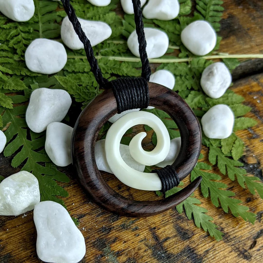 81stgeneration Anhänger Halskette Spirale Stammes Handgeschnitzter Knochen für Damen und Herren