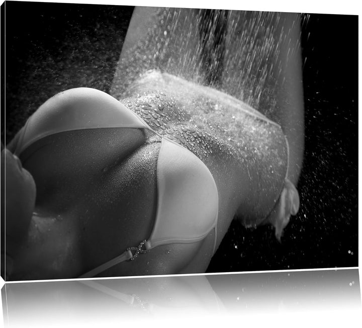 Pixxprint Frau im Bikini unter Einer Dusche als Leinwandbild/Grösse: 100x70 cm/Wandbild/Kunstdruck/f