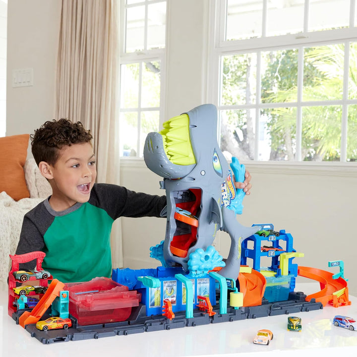 Hot Wheels Let's Race Netflix -City Spielzeugauto-Trackset, Ultimative Hai-Autowaschanlage mit Spiel