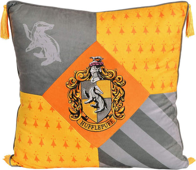 Elbenwald Harry Potter Kissen mit Quasten im Hufflepuff Design mit gesticktem Wappenpatch in den Hau