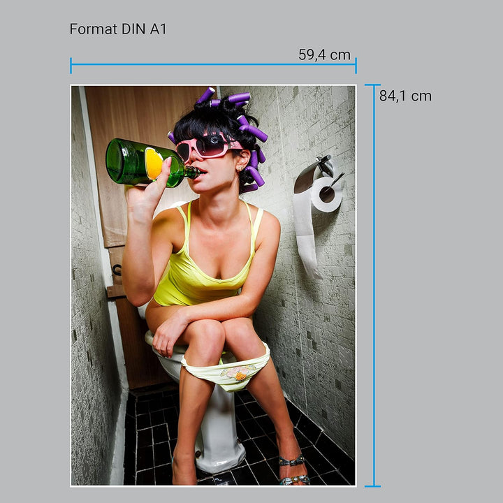 wandmotiv24 Poster als Wanddeko, Grösse Din A1, Frau trinkend auf Toilette, Fotografie, Lustig, Flas