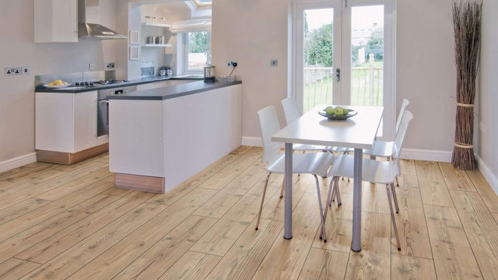 Laminatboden Kronotex Serie Exquisit; 8 mm stark; D 2774 Natural Pine; AC 4; V4; 1-Stab; 2,131 m² /