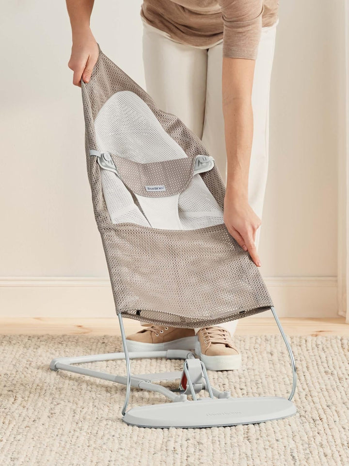 BabyBjörn Babywippe Balance Soft, Hellgrauer Rahmen, Netzstoff, Grau-Beige/Weiss Netzstoff Grau-Beig