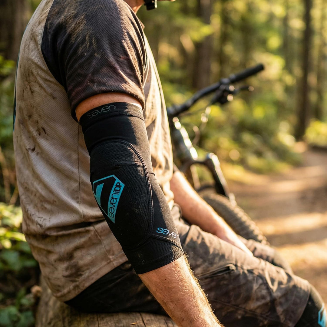 Seven iDP 7iDP Transition Ellbogenschützer – Leichter & Flexibler Schutz M schwarz-blau, M schwarz-b