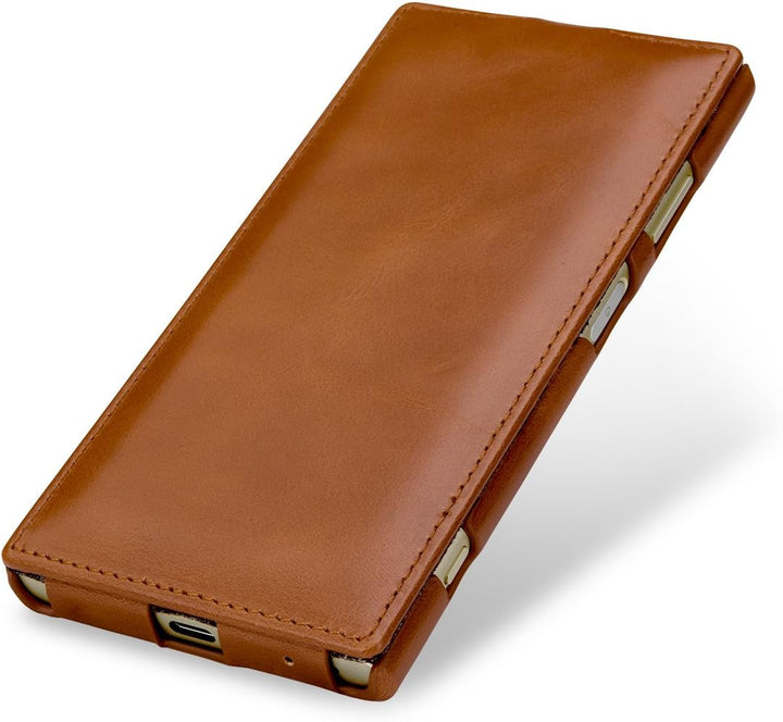 STILGUT Eder-Hülle kompatibel mit Sony Xperia XA1 Plus dünnes Flip-Case, Cognac, Cognac