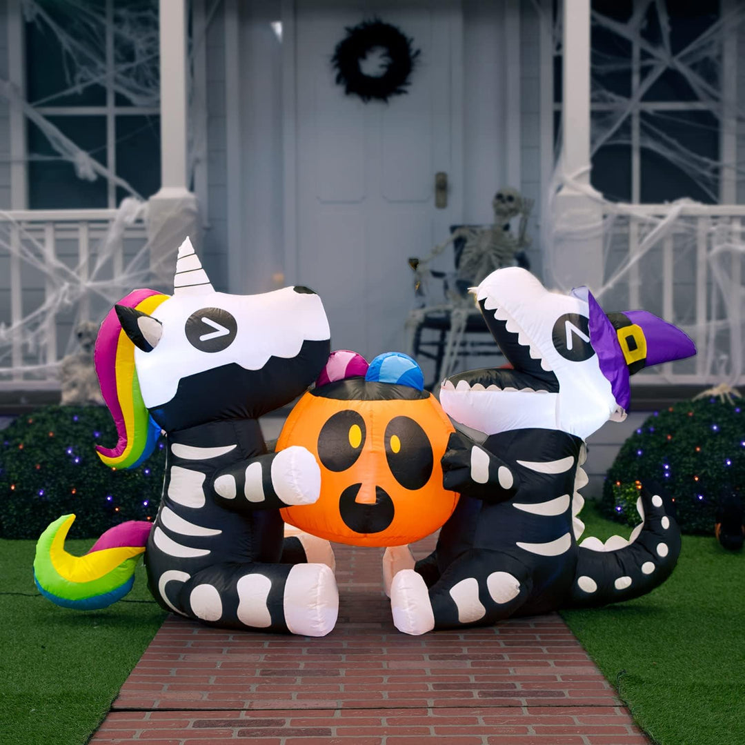 Joiedomi 1,8 m langes Halloween Aufblasbares Sitzendes Skelett Einhorn und Dinosaurier Halten Kürbis