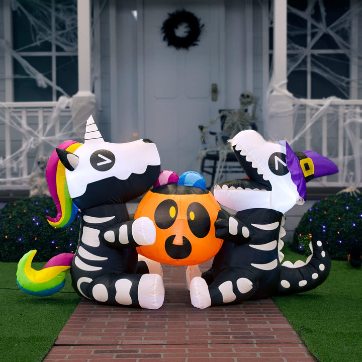 Joiedomi 1,8 m langes Halloween Aufblasbares Sitzendes Skelett Einhorn und Dinosaurier Halten Kürbis