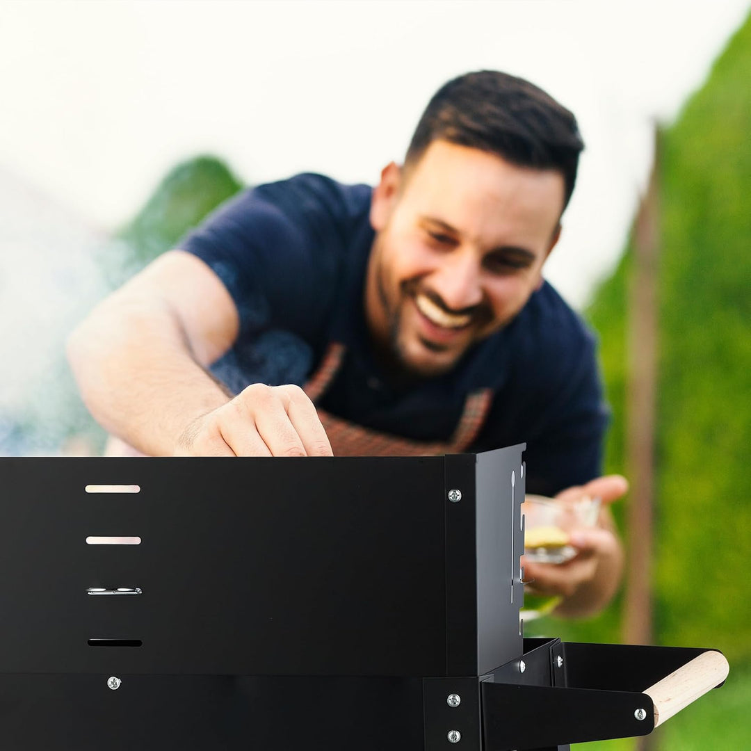 Relaxdays Grill mit Rädern, 2 Ablagen, höhenverstellbarer Rost, Windschutz, Grillwagen HBT: 80,5 x 8
