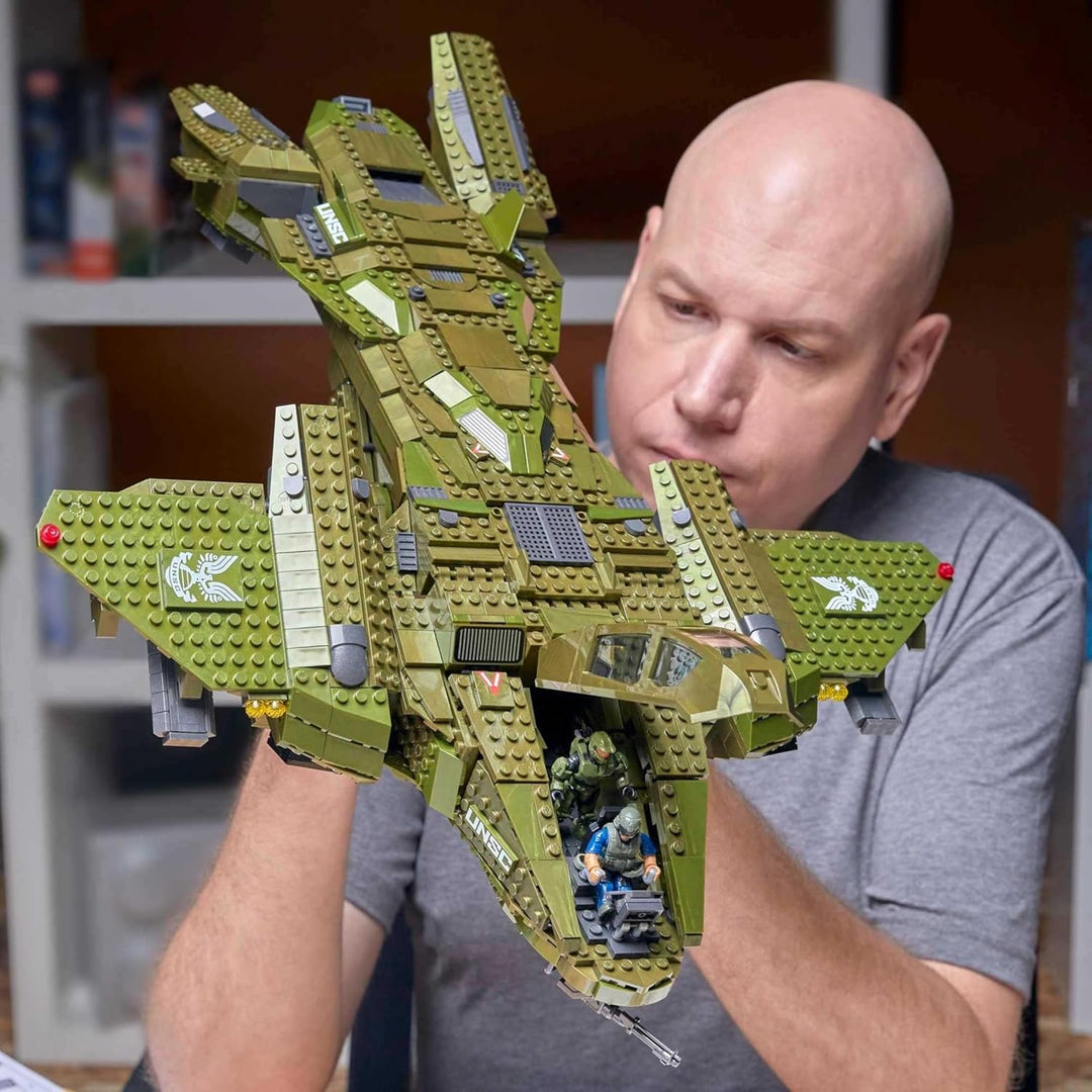 MEGA Construx GNB28 - Halo Infinite UNSC Pelican-Flugschiff, mit 2024 Bausteinen, Spielzeug ab 10 Ja