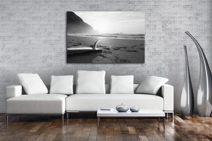 deyoli zurück gelassenes Surfbrett am Strand Effekt: Schwarz/Weiss Format: 80x60 als Leinwandbild, M