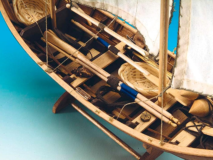 Artesanía Latina 19010. Schiffsmodell aus Holz Französische Fischerboot Doris Saint Malo Massstab 1:
