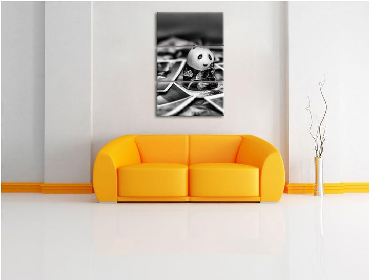 Pixxprint Panda Figur zwischen Fotografien als Leinwandbild/Grösse: 3 Teilig (120x80) cm/Wandbild/Ku