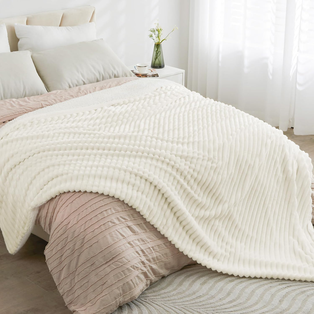 BEDELITE Kuscheldecke Flauschig Decke Klein - Dicke Sherpa Decken Cremeweiss 125x150 für Sofa, warme