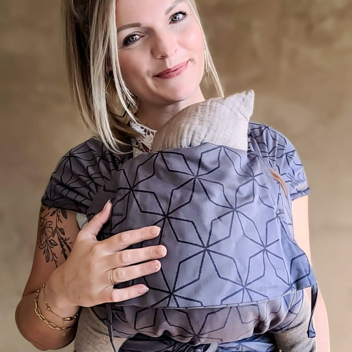 Hoppediz Hop-Tye Advanced - 4-in-1 Babytrage für Neugeborene ab Geburt - Halfbuckle Tragehilfe mit T