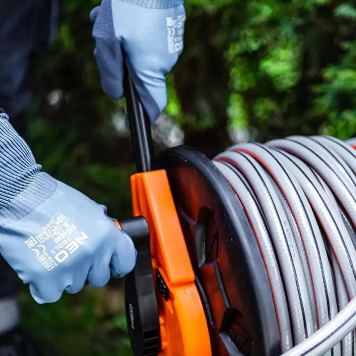 NEO TOOLS Schlauchtrommel bis 60 m Gartenschlauch (1/2") - Schwarz/Orange Schlauchhalter aus Hochwer
