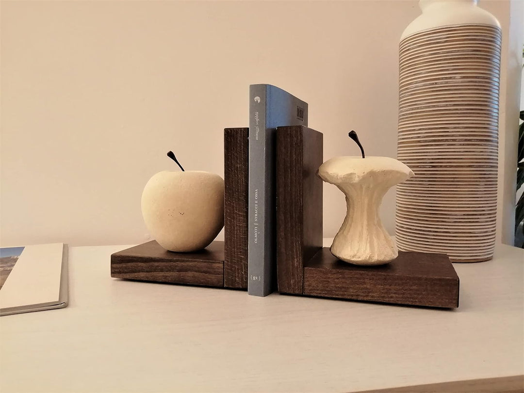 Progetto Arte. Paar Buchstützen Apfel/Apfel gegessen, Steinskulptur auf Holzbasis, handgefertigt. Ha