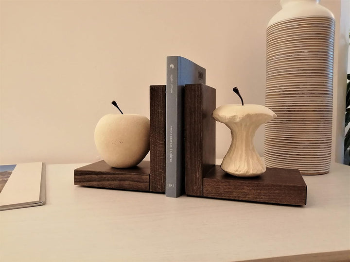 Progetto Arte. Paar Buchstützen Apfel/Apfel gegessen, Steinskulptur auf Holzbasis, handgefertigt. Ha