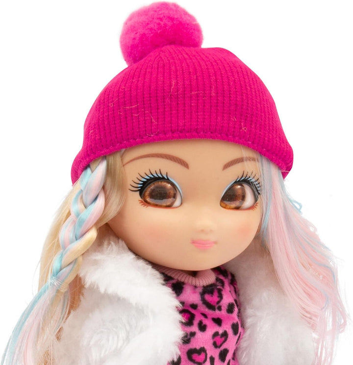 UNIQUE EYES, Puppe 25 cm – Rebecca mit Blick auf die Augen, mit Winterkleidung und Zubehör, Spielzeu