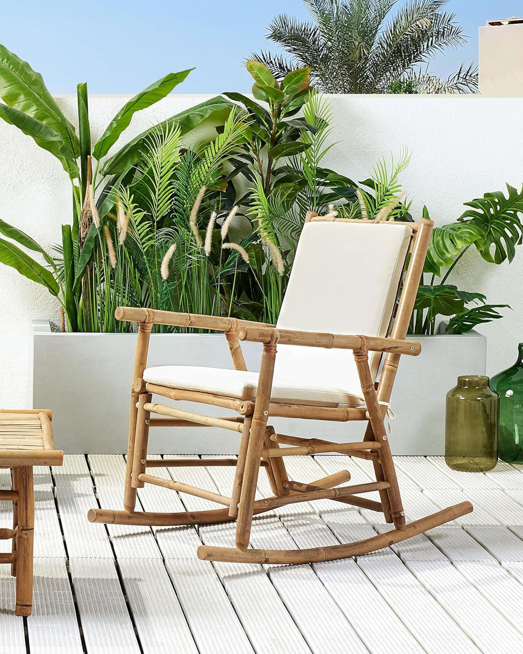 Garten Schaukelstuhl Bambus hellbraun mit Armlehnen Auflage weiss Boho Frigole