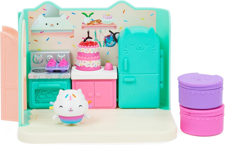 Gabby‘s Dollhouse Deluxe Raum, Bakey with Cakey, Küche mit Kuchi (engl. Cakey), 3 Möbelstücken und 2
