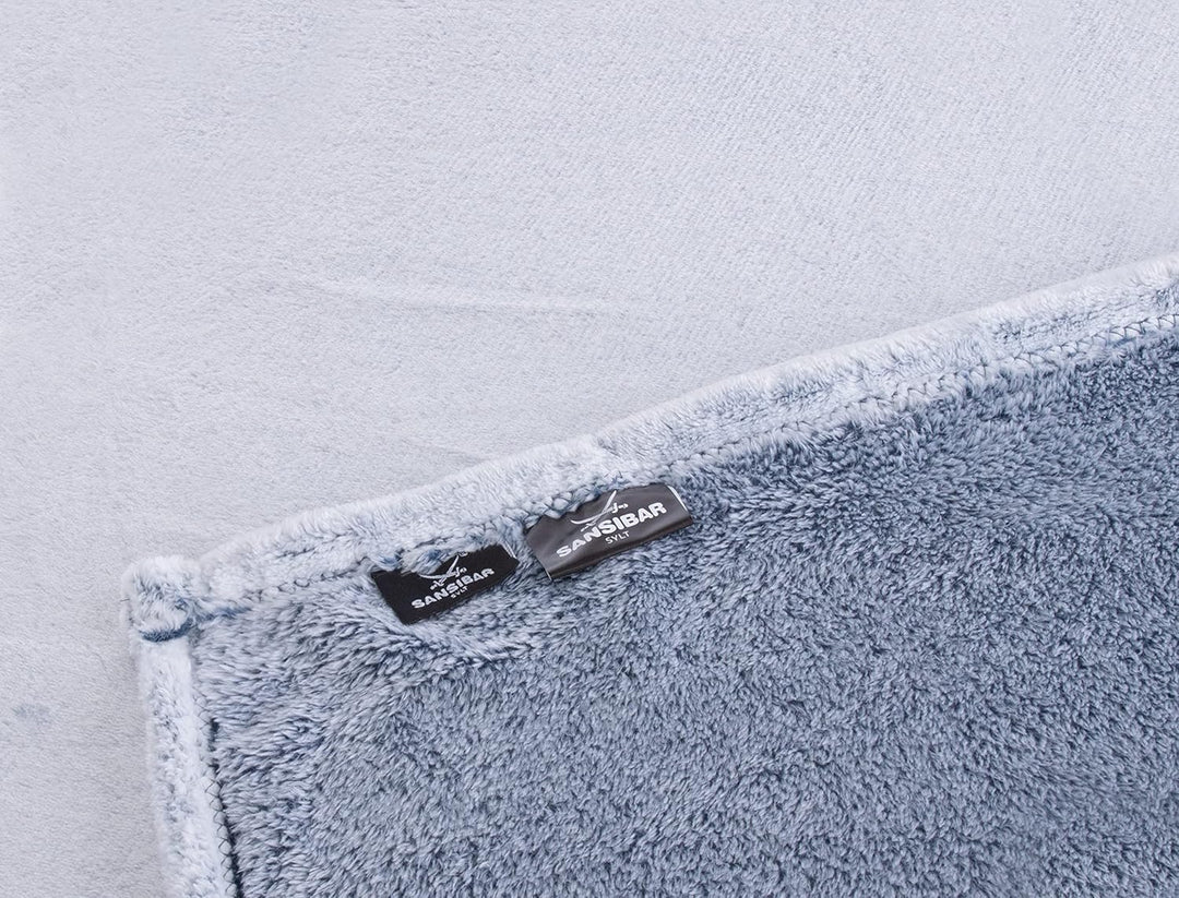 Sansibar Wohndecke Kuscheldecke Tagesdecke Micro Flausch Prägedruck 150x200 cm Silber/Blau, 150x200
