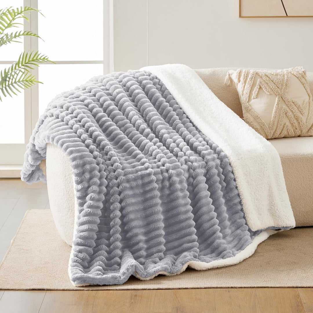 WAVVE Decke Sherpa Kuscheldecke Flauschig Hellgrau - Extra Warme Dicke Weiche Grobe Kordecke Sofaübe