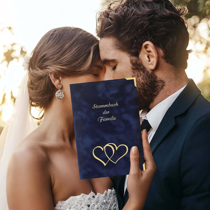BERLIN Stammbuch der Familie Hochzeit – Dunkelblaues Velours-Stammbuch mit Herzprägung – Sonderforma