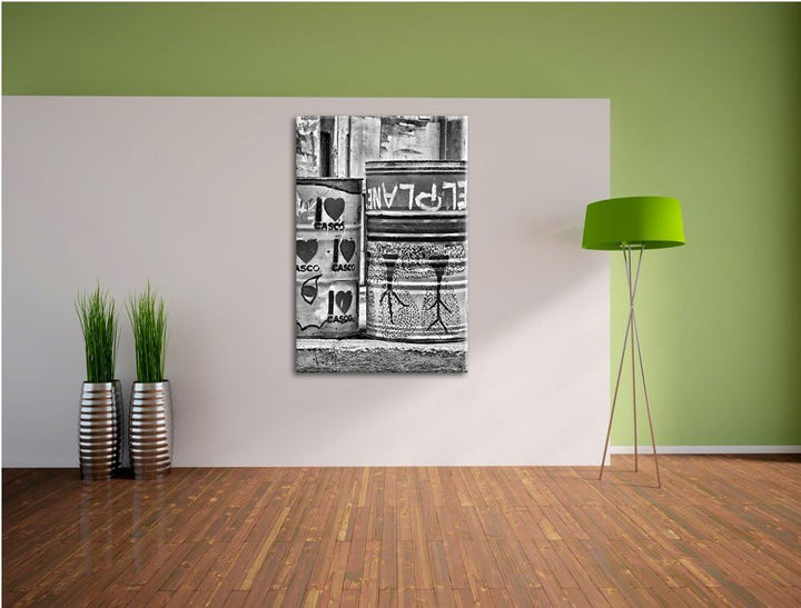 Pixxprint Monocrome, buntbemalte Fässer am Strassenrand, Format: 100x70 auf Leinwand, XXL riesige Bi