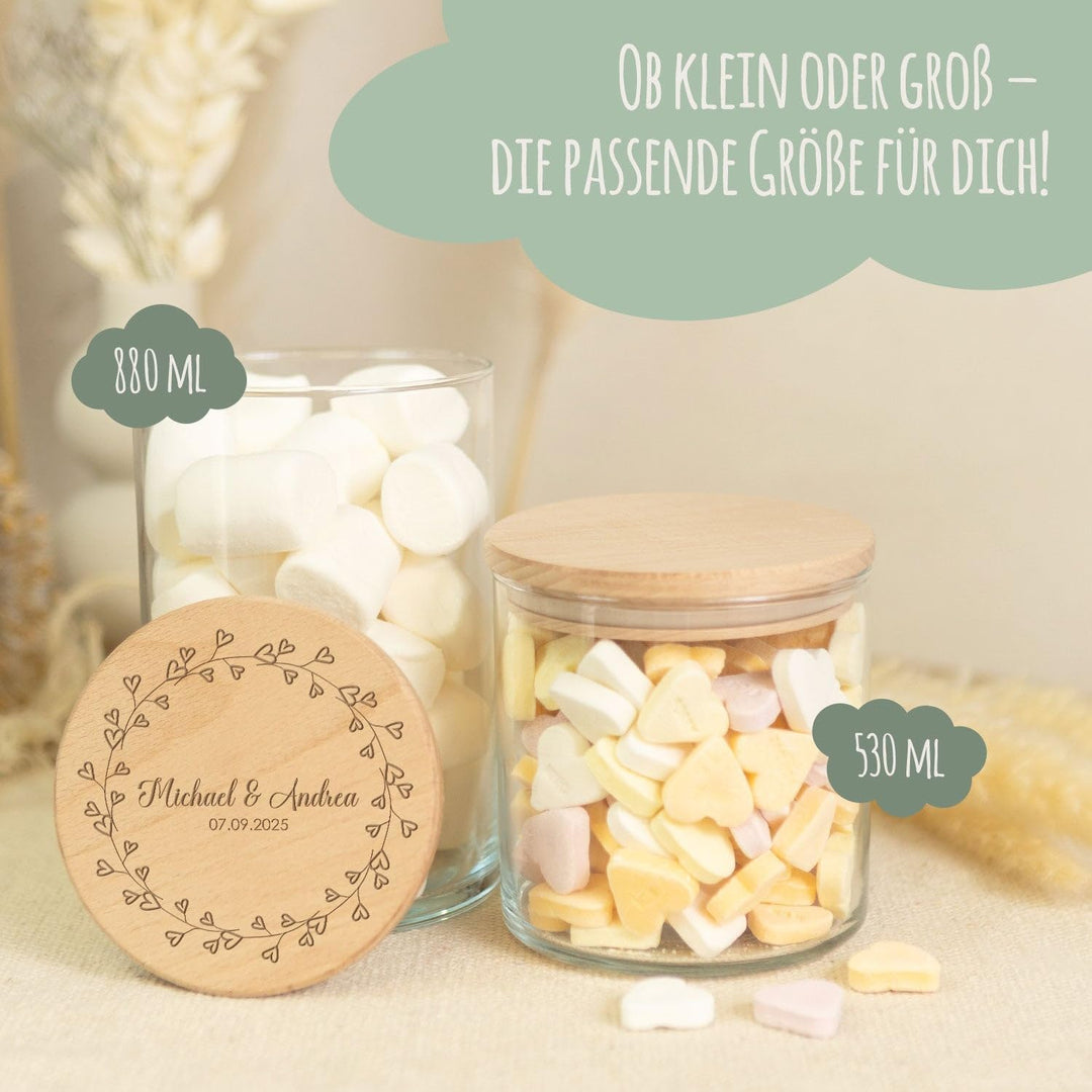 GRAVURZEILE Vorratsglas mit graviertem Holzdeckel - Kranz Herzen - Personalisiert mit Name & Datum -