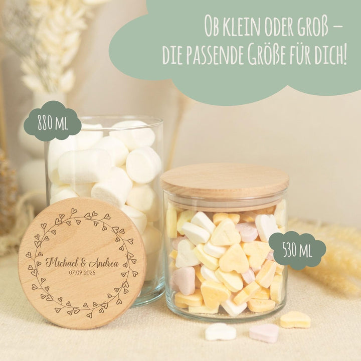 GRAVURZEILE Vorratsglas mit graviertem Holzdeckel - Kranz Herzen - Personalisiert mit Name & Datum -