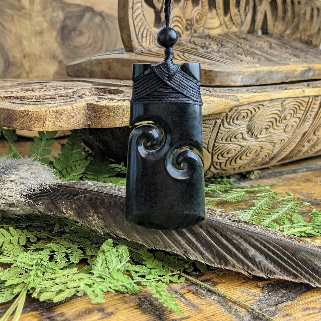 81stgeneration Anhänger Halskette Maori Toki Geschnitzte Schwarze Nephrit-Jade für Herren und Damen