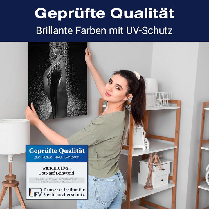 wandmotiv24 Leinwandbild Starke Frauen, Hochformat, Frau unter der Dusche M0138 80L x 60B cm Leinwan