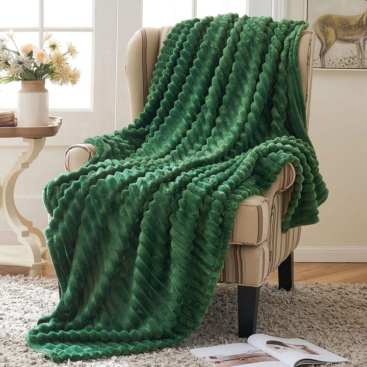 MIULEE Kuscheldecke Fleecedecke Dunkelgrün Mikrofaser Decke 1er 150x200cm | Flauschig Weich Wärmend