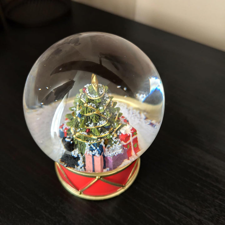 Heaven Sends Weihnachtsbaum auf Trommelsockel Schneekugel