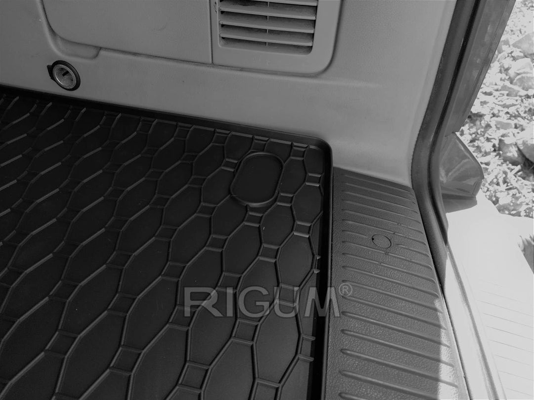 AZUGA Gummi-Kofferraummatte mit erhöhtem Rand passend für VW T5 ab 2003/T6 ab 2015/T6.1 kurzer Radst