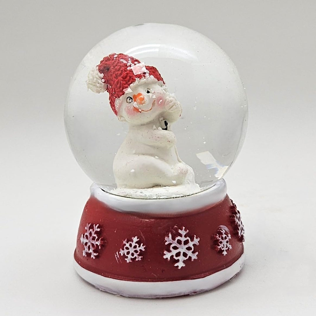 4 x süsse Mini-Schneekugeln Nostalgie | Weihnachtsmann Schneemann auf Sockel rot Gold | Winterschal