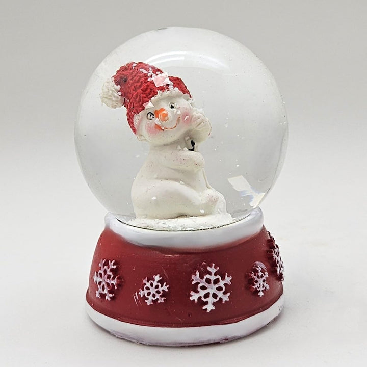 4 x süsse Mini-Schneekugeln Nostalgie | Weihnachtsmann Schneemann auf Sockel rot Gold | Winterschal
