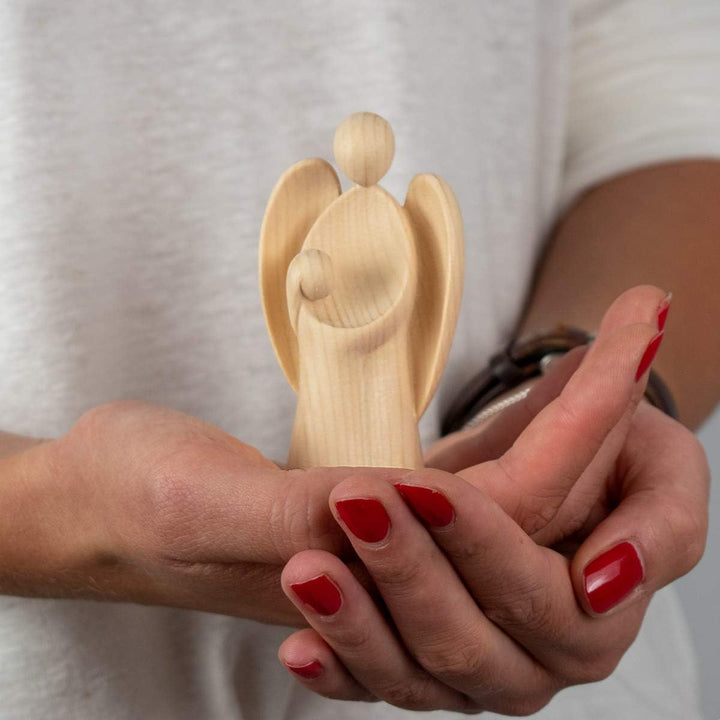 4betterdays.com NATURlich leben! Moderner Schutzengel aus Zirbenholz - mit Mädchen - Höhe 9cm - Gesc