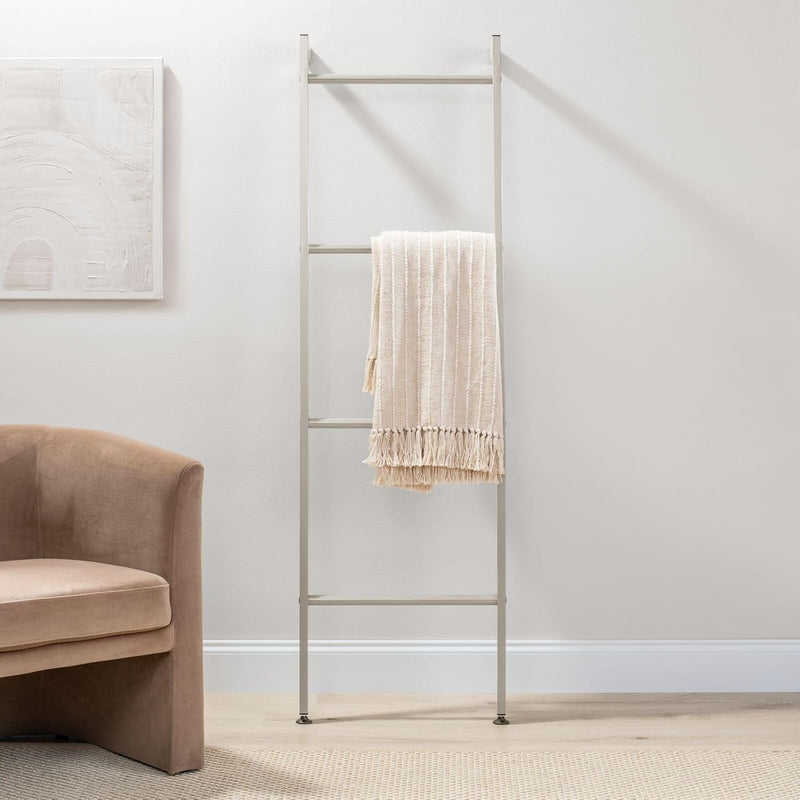 mDesign freistehende Handtuchleiter für das Badezimmer – Handtuchständer mit 4 Ebenen aus Metall – H