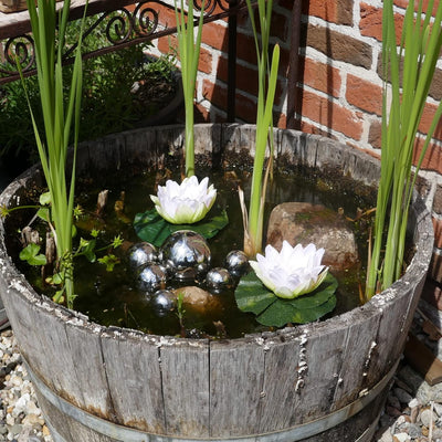 Storm's Gartenzaubereien Miniteich Komplettset mit 2 Seerosen weiss - Schwimmkugeln - Teichkugeln in